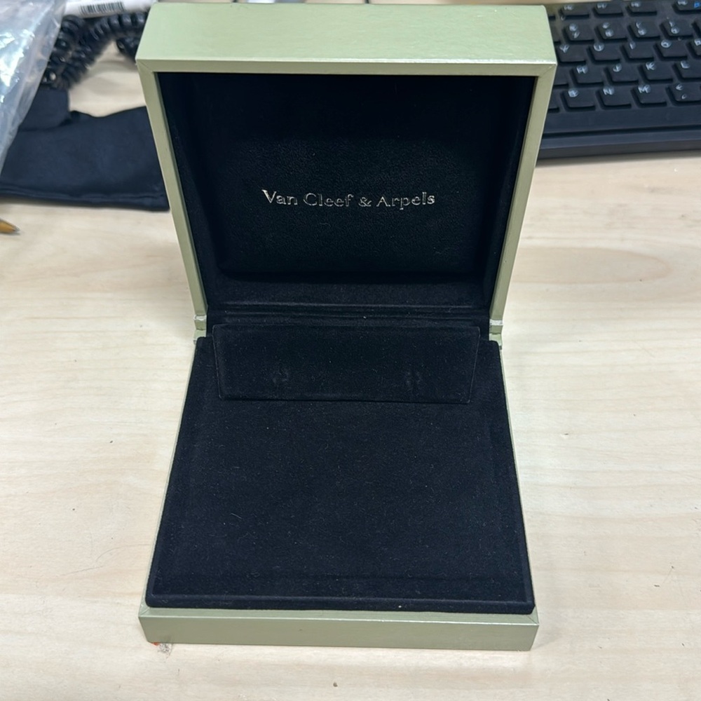Copy Van Cleef & Arpel Earring Box